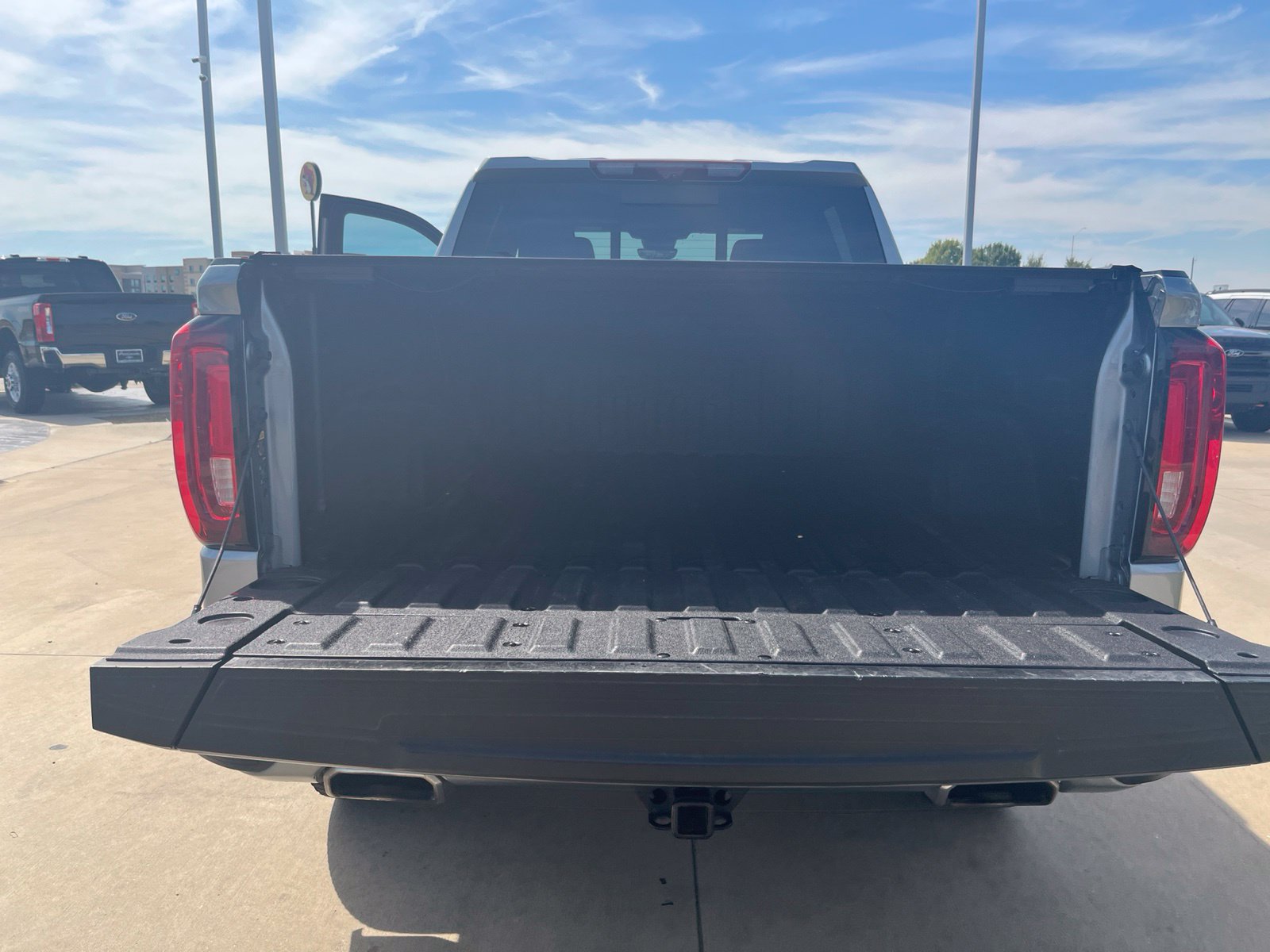 Used 2023 GMC Sierra 1500 AT4 w/ AT4 Premium Package AWD/4WD image 5