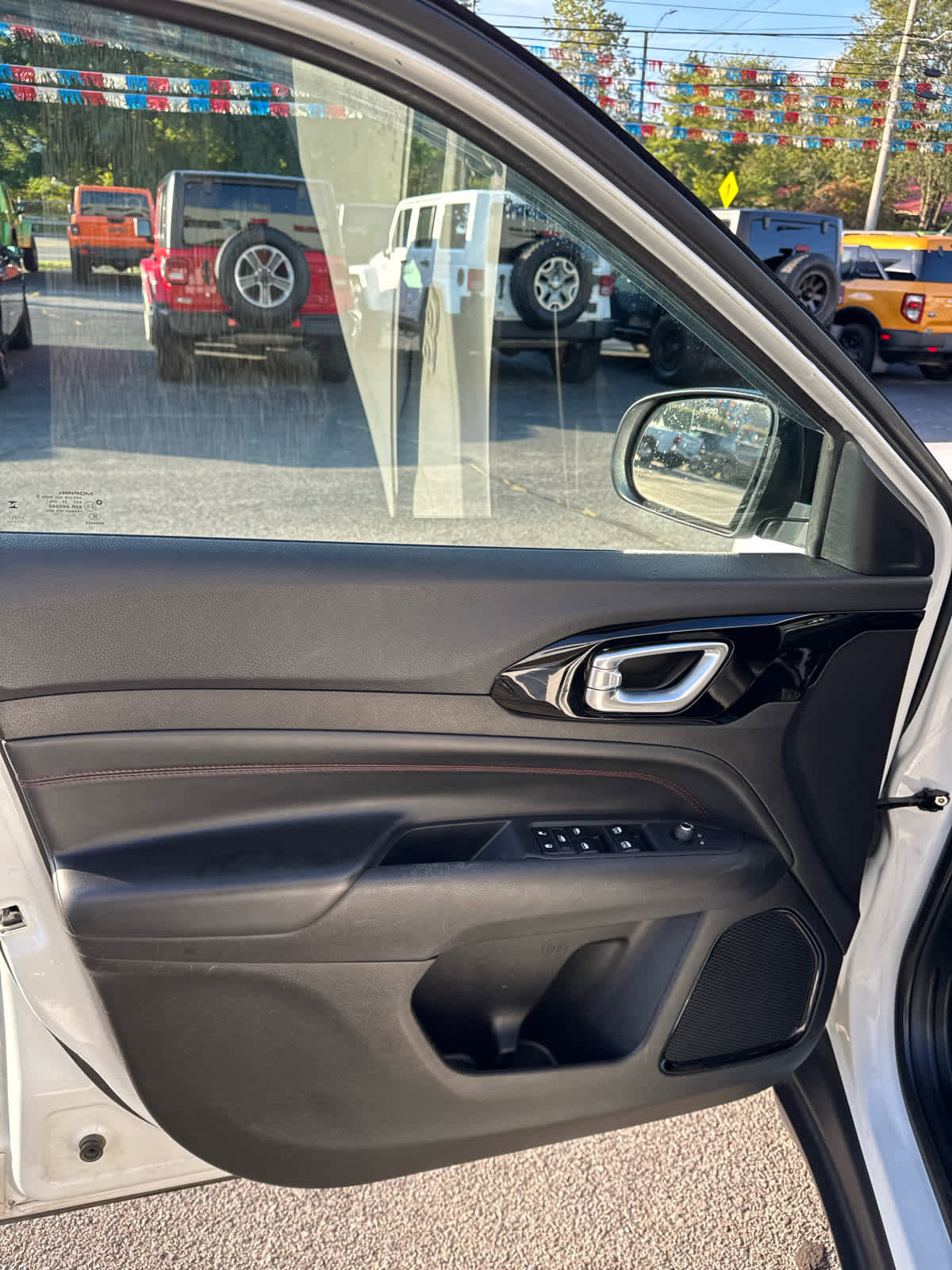 Used 2023 Jeep Compass Trailhawk image 7