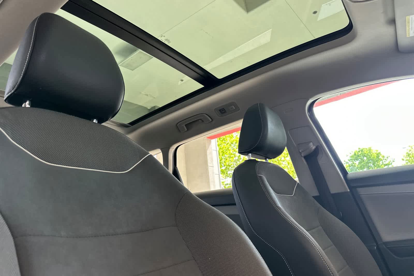 Used 2024 Volkswagen Taos SE w/ Panoramic Sunroof Package FWD image 18