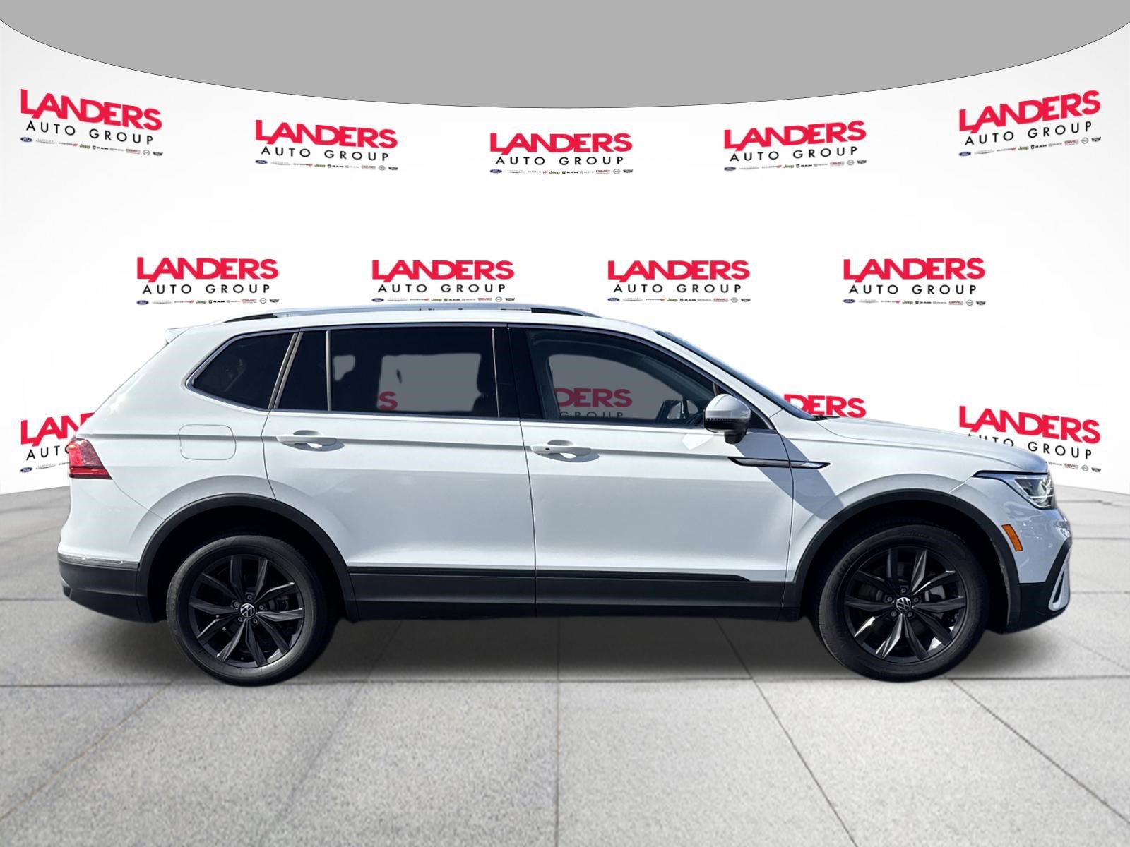 Used 2024 Volkswagen Tiguan SE AWD/4WD image 2