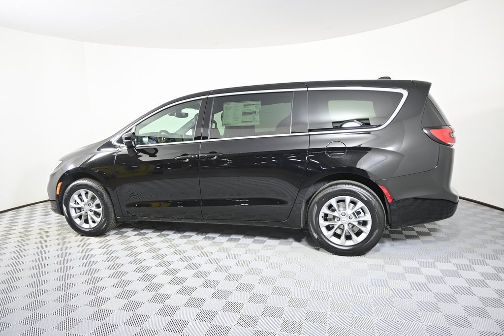 New 2026 Chrysler Pacifica Select image 3