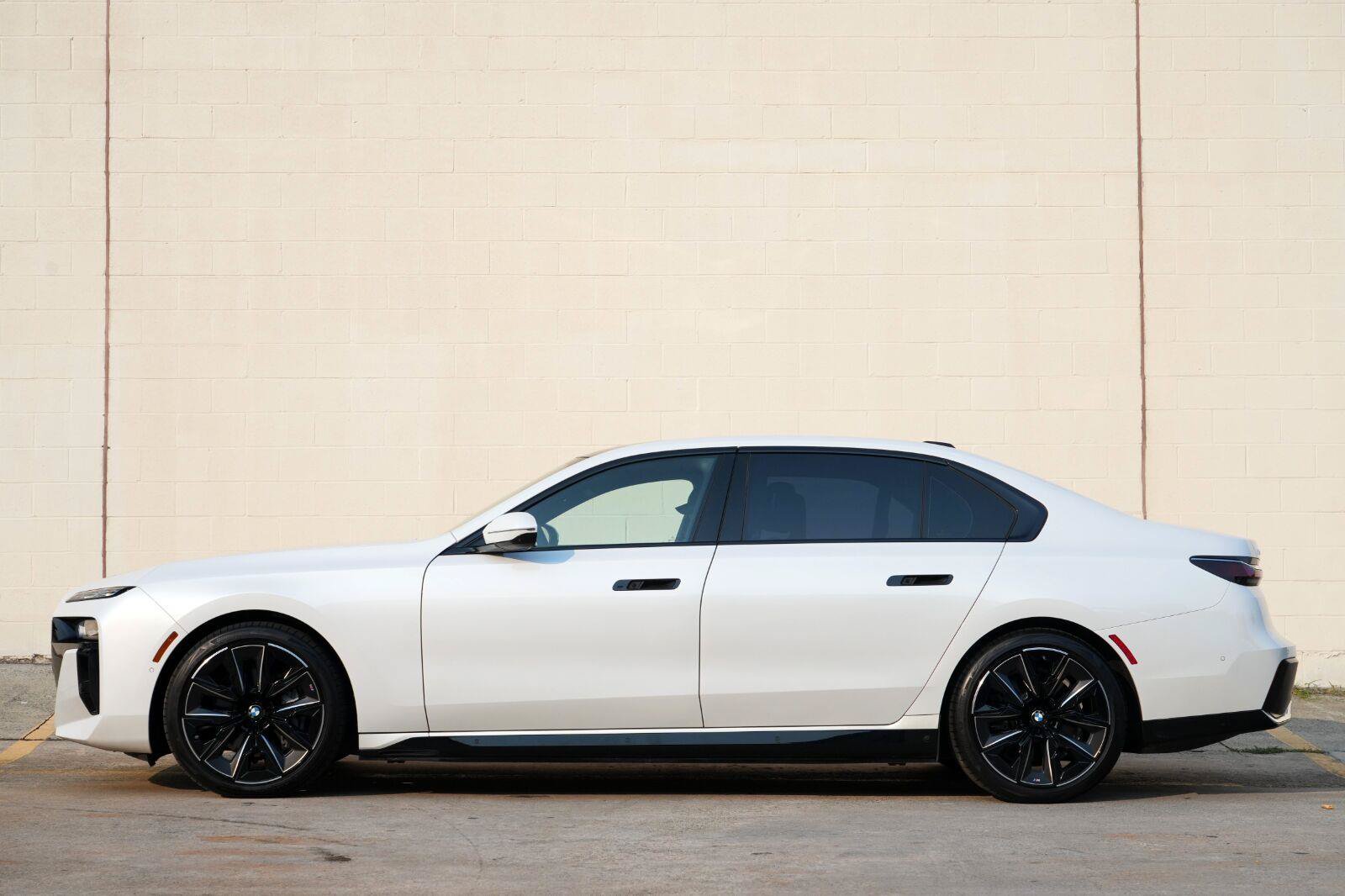 Used 2023 BMW i7 xDrive60 w/ Executive Package 2 AWD/4WD image 8