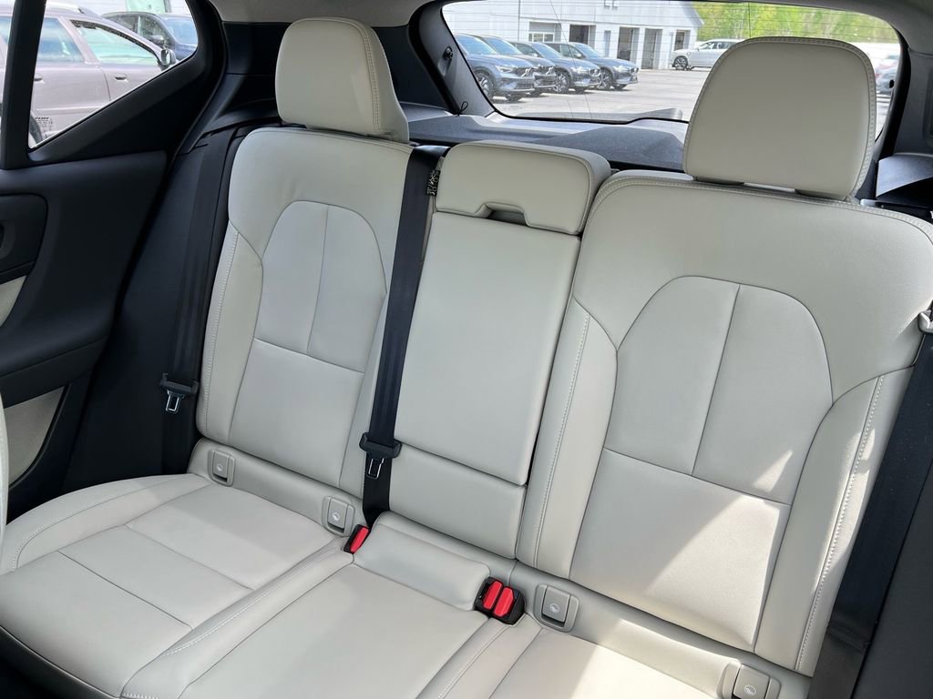 Certified 2025 Volvo XC40 B5 Ultra AWD/4WD image 21