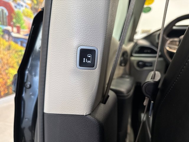 Used 2023 Chrysler Pacifica Touring-L FWD image 41