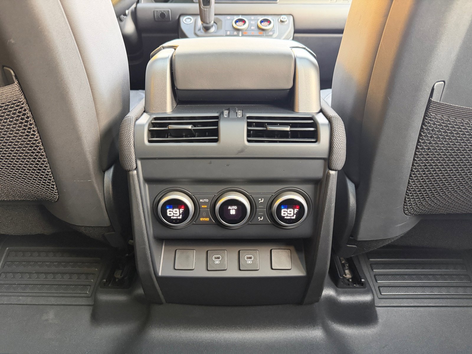 Certified 2024 Land Rover Defender 110 X-Dynamic SE image 18