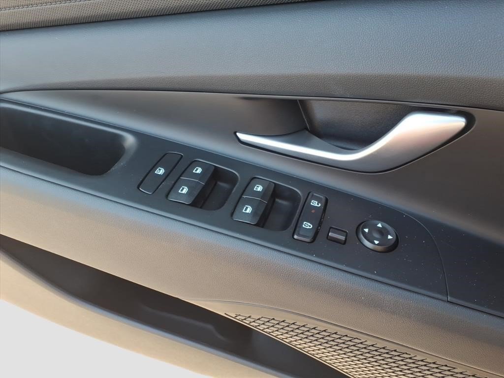 Certified 2025 Hyundai Elantra SE FWD image 19