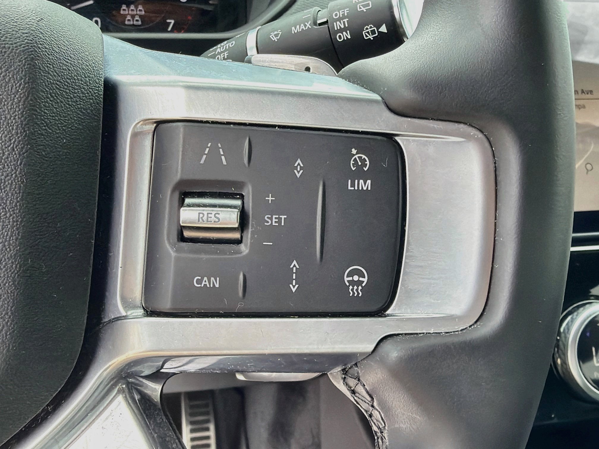Certified 2025 Land Rover Discovery Dynamic SE AWD/4WD image 39