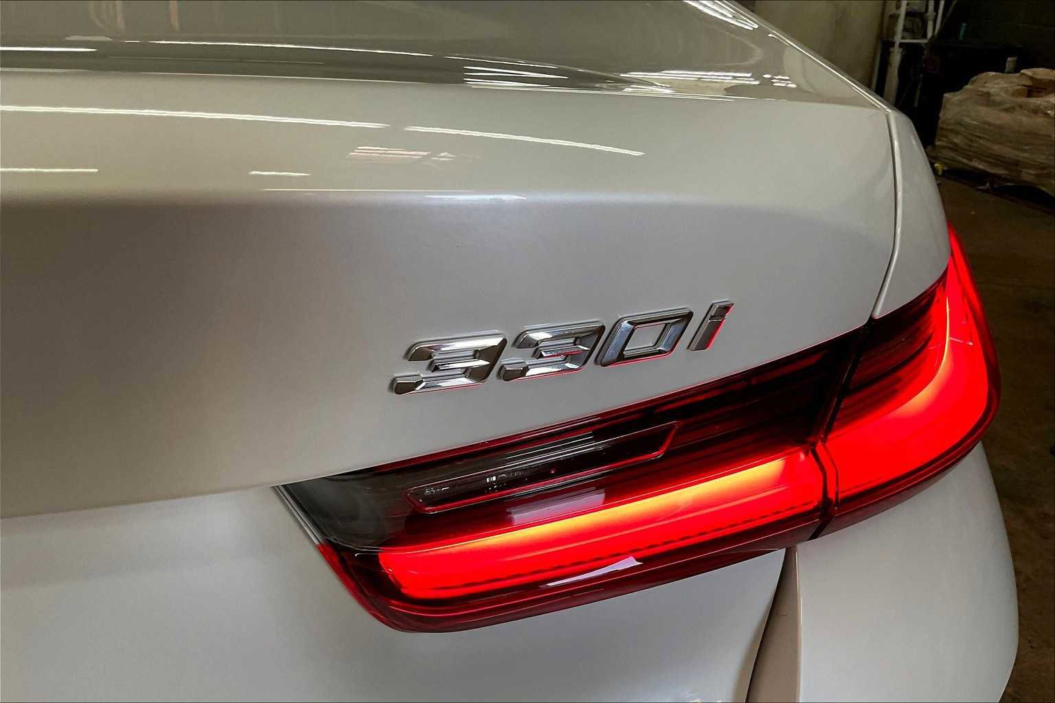 Used 2025 BMW 330i Sedan w/ Premium Package image 11