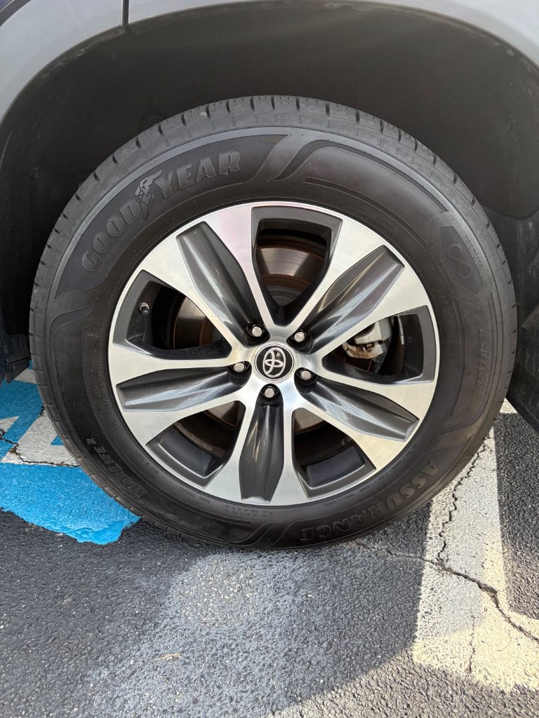 Used 2022 Toyota Highlander XLE AWD/4WD image 6