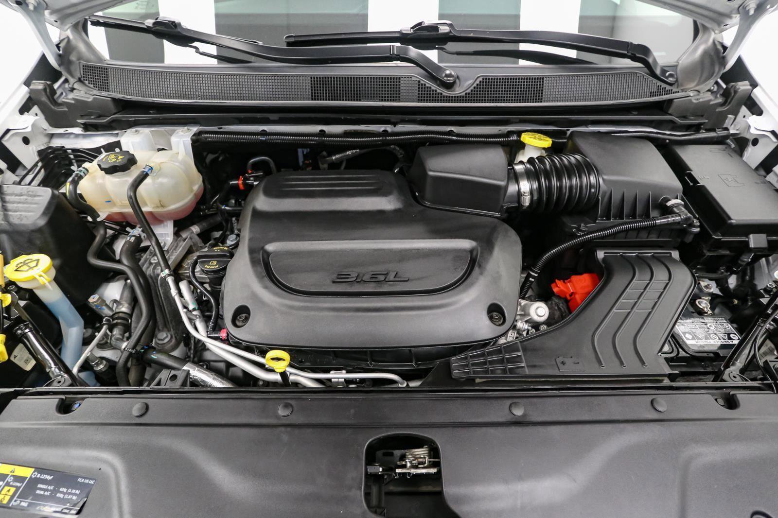 Used 2024 Chrysler Pacifica Touring-L image 14