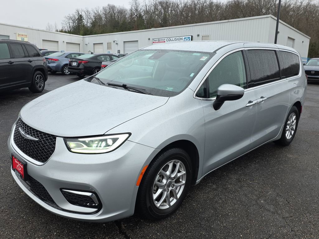 Used 2023 Chrysler Pacifica Touring-L image 4