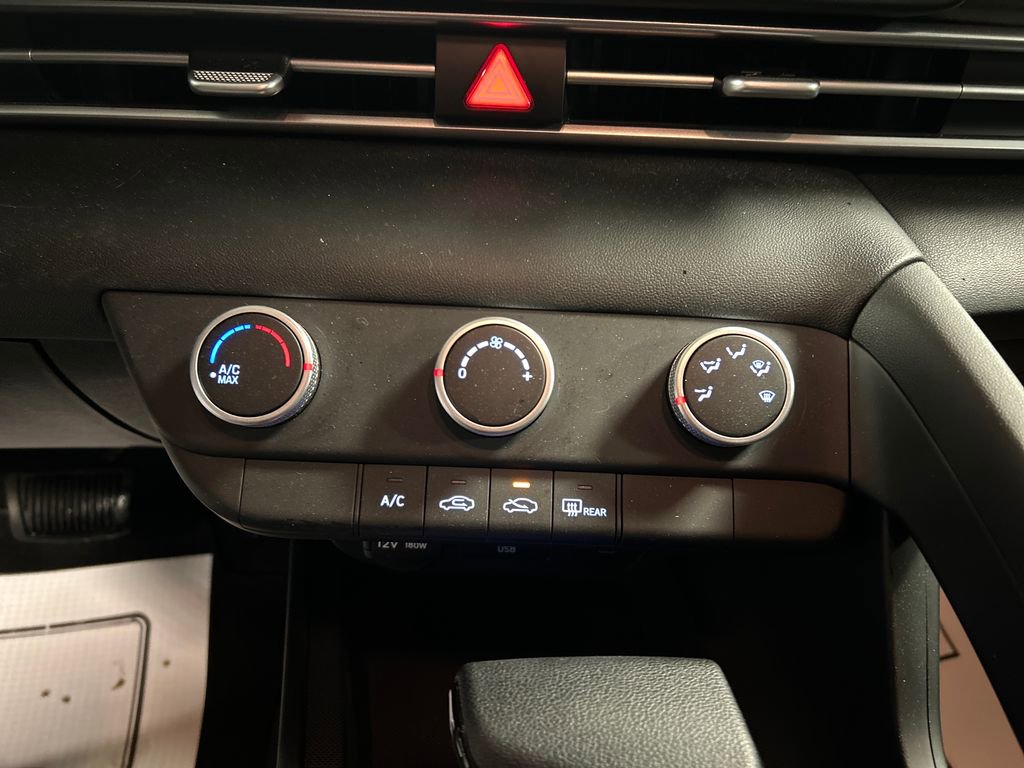 Used 2025 Hyundai Elantra SE image 17