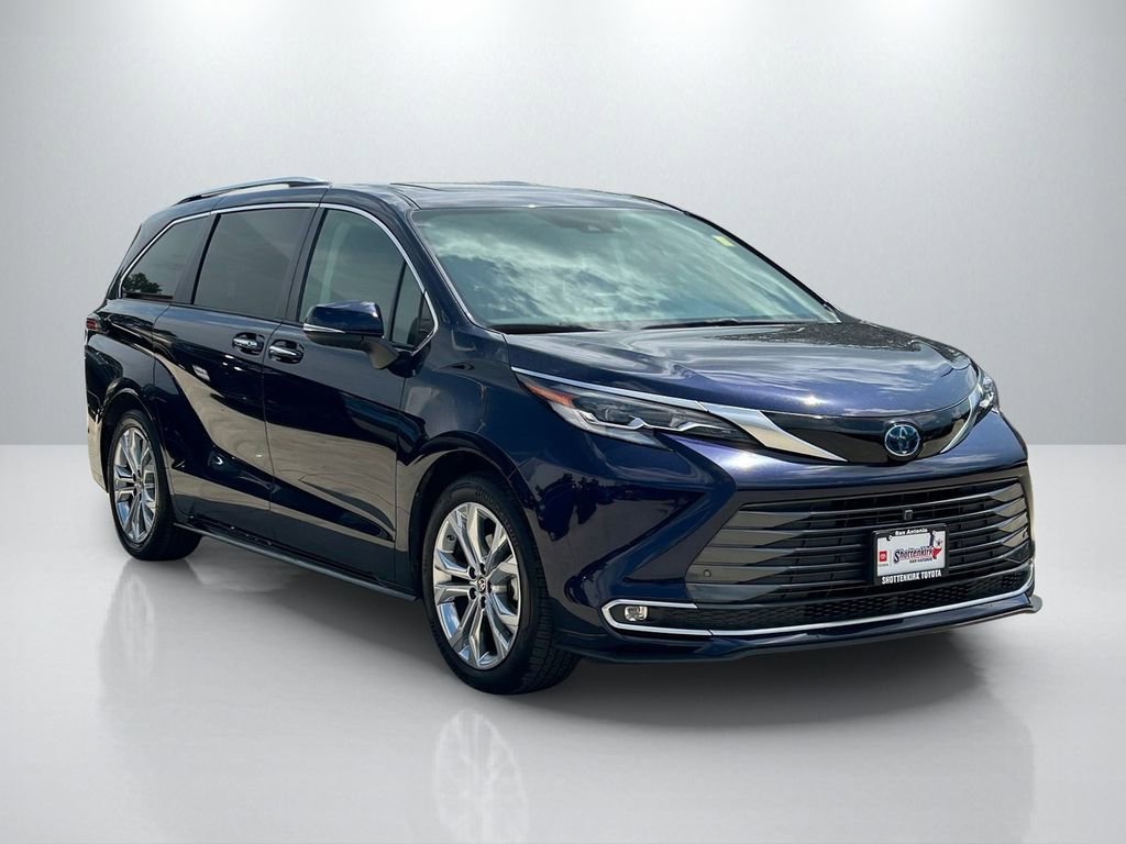 Used 2023 Toyota Sienna Platinum FWD image 3