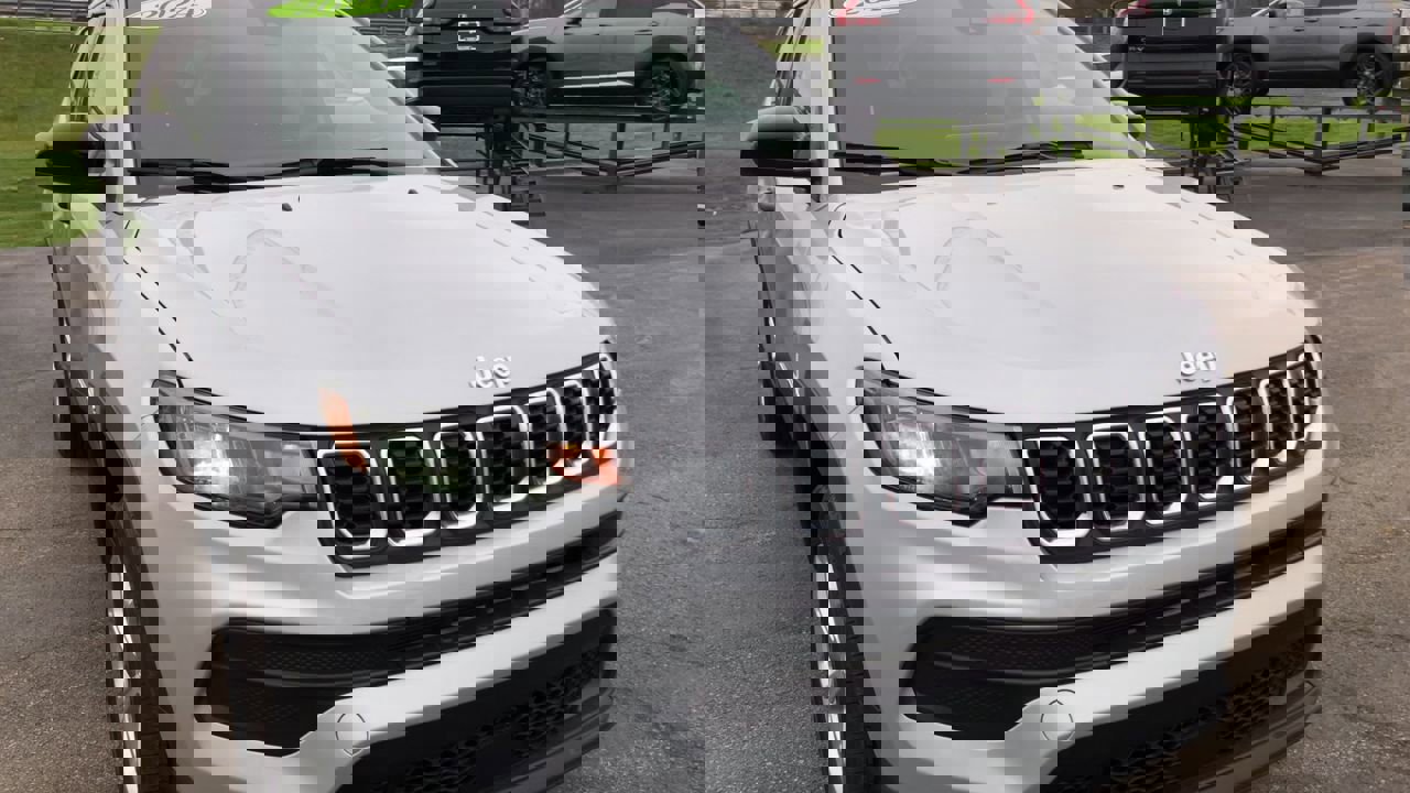 Used 2024 Jeep Compass Sport image 3