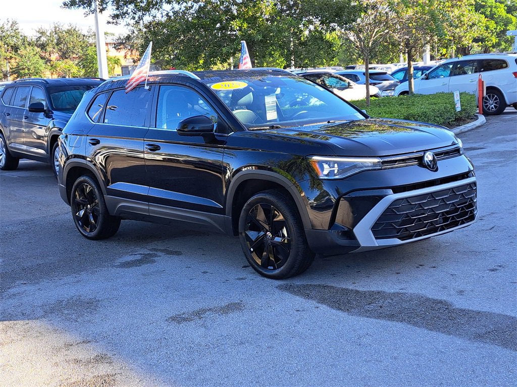 Certified 2025 Volkswagen Taos SE w/ Panoramic Sunroof Package image 3