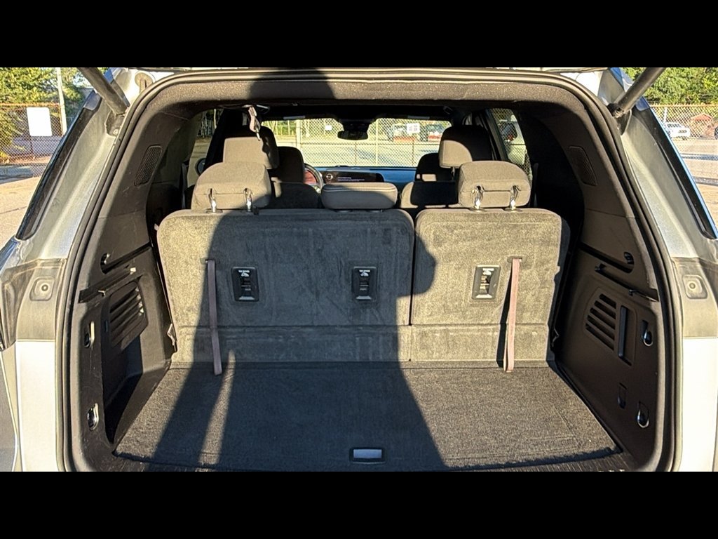 Used 2024 Chevrolet Traverse LT w/ LPO, Floor Liner Package AWD/4WD image 27