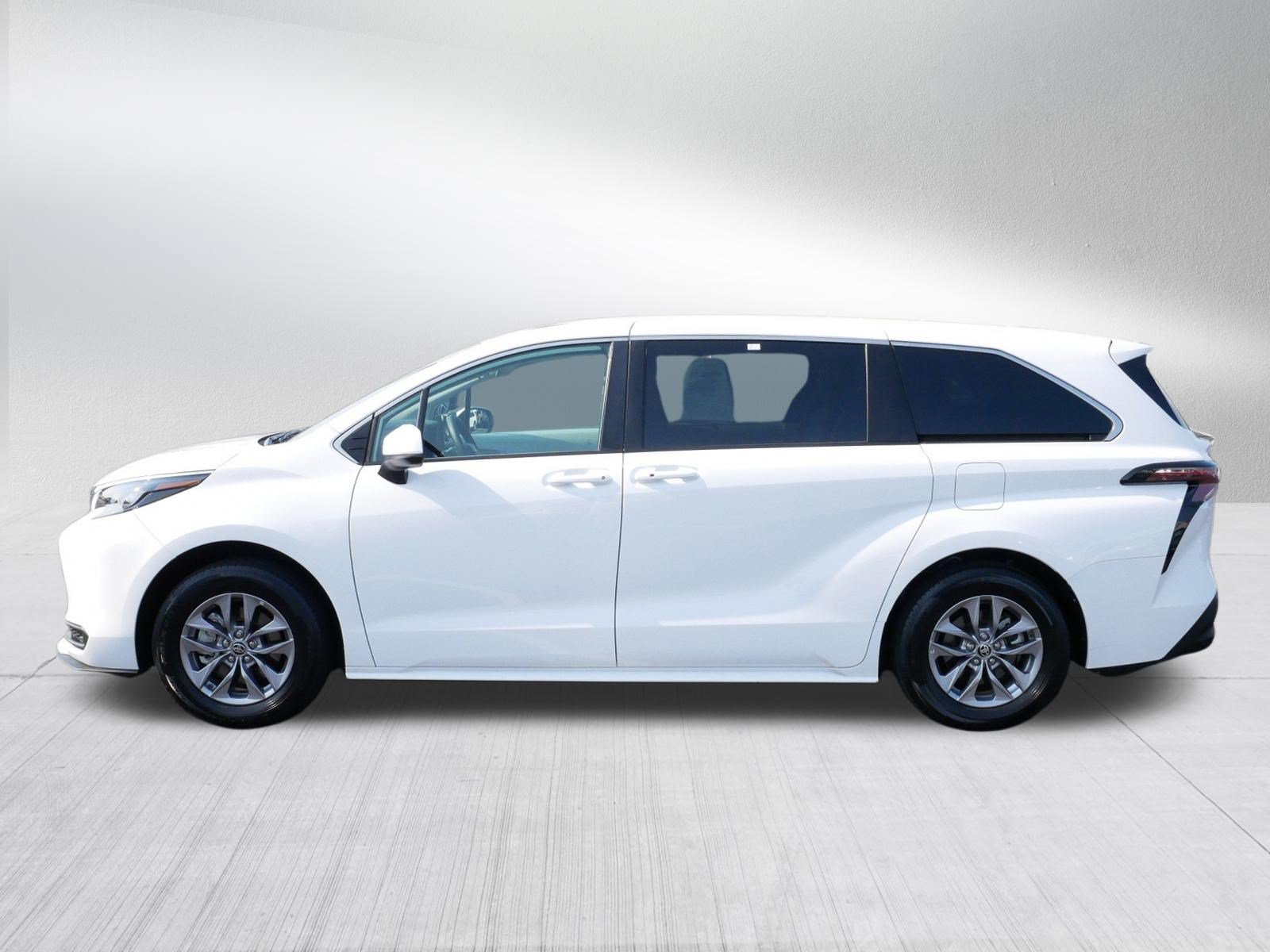 Certified 2025 Toyota Sienna LE FWD image 4