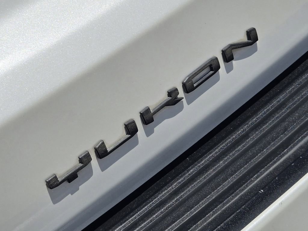Used 2021 GMC Yukon Denali w/ Denali Premium Package AWD/4WD image 9