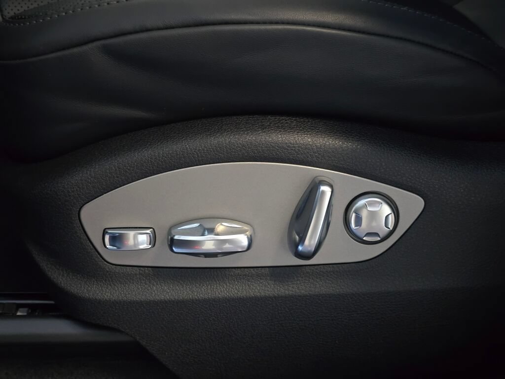 Certified 2026 Porsche Macan AWD/4WD image 36