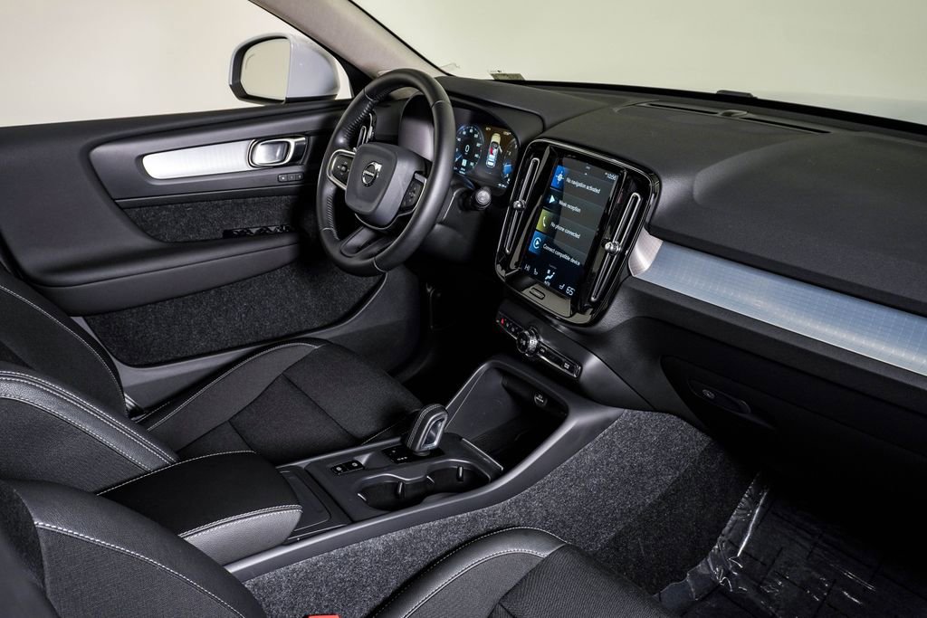 Used 2020 Volvo XC40 T5 Momentum w/ Protection Package Premier image 14