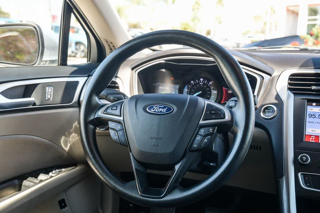 Used 2019 Ford Fusion SE FWD image 12