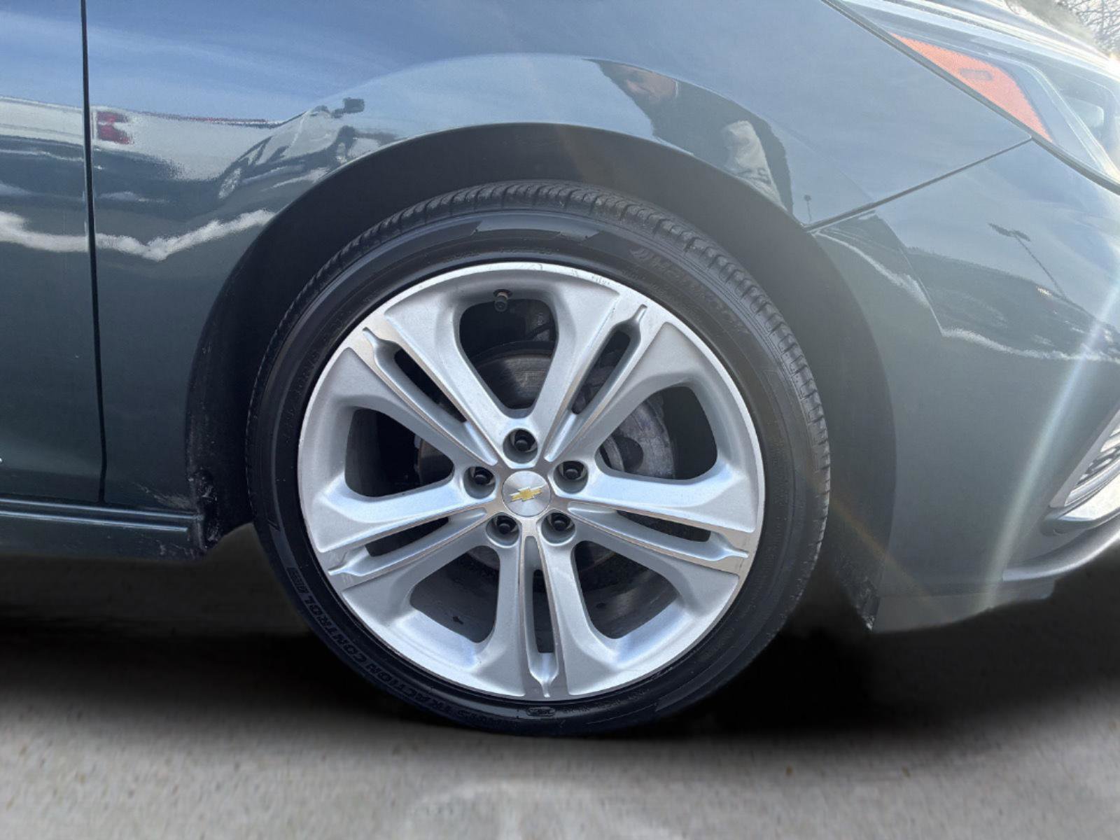 Used 2018 Chevrolet Cruze Premier FWD image 25