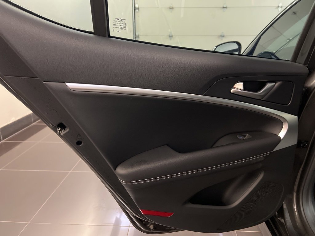 Used 2025 Genesis G70 2.5T image 30