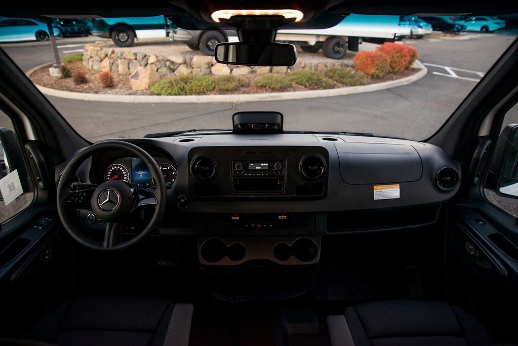 Used 2025 Mercedes-Benz Sprinter 2500 image 32