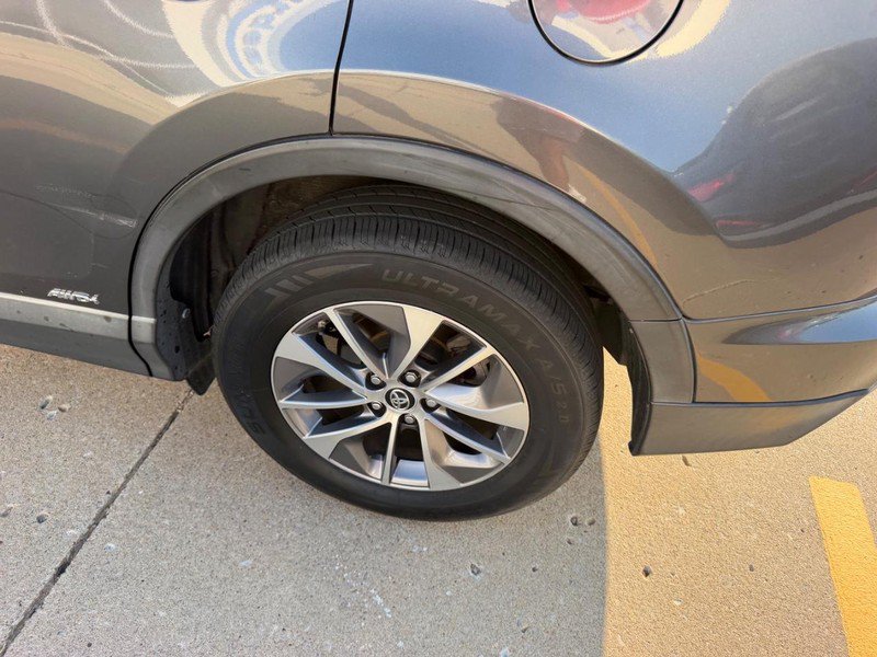 Used 2018 Toyota RAV4 LE AWD/4WD image 5