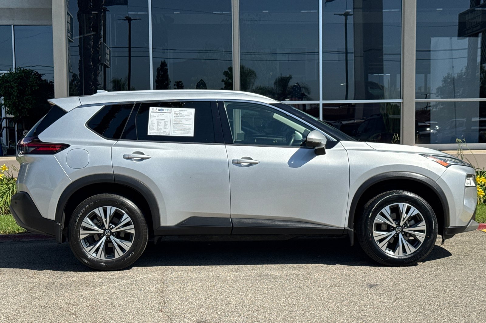 Used 2021 Nissan Rogue SV w/ Premium Package FWD image 3