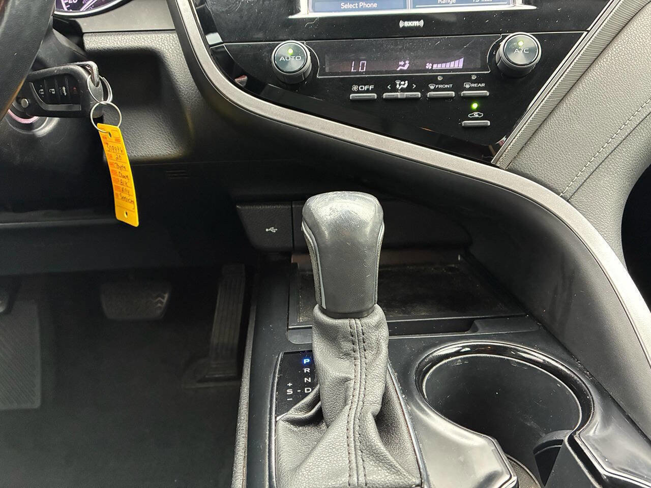 Used 2020 Toyota Camry SE FWD image 3