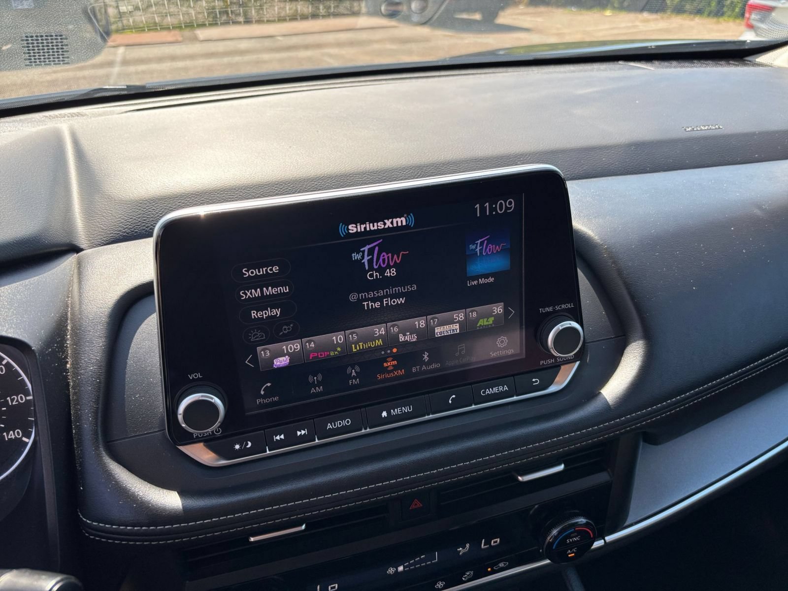 Used 2025 Nissan Rogue SV FWD image 19