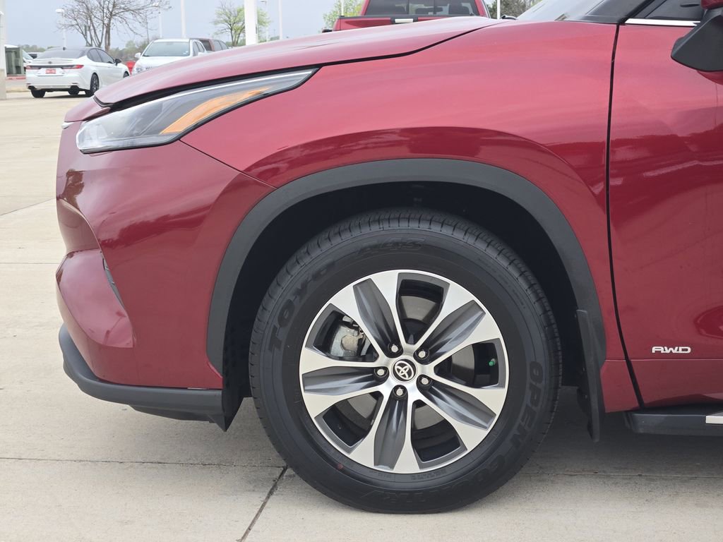 Used 2025 Toyota Highlander XLE AWD/4WD image 8