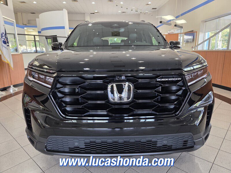 Used 2025 Honda Pilot Black Edition image 2