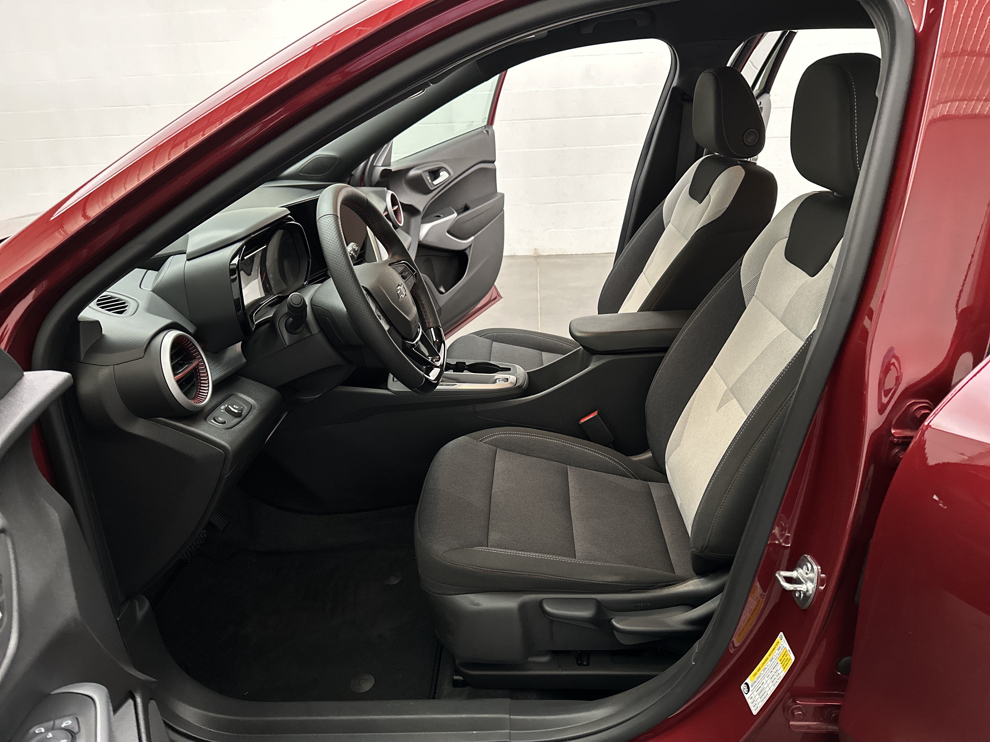 Used 2025 Chevrolet Trax RS FWD image 15