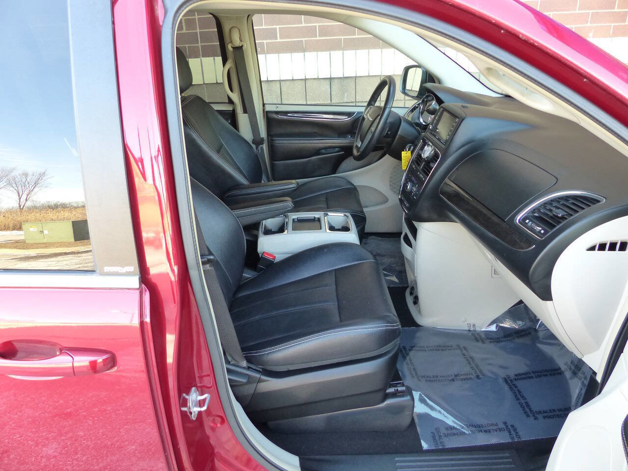 Used 2014 Chrysler Town & Country Touring image 39