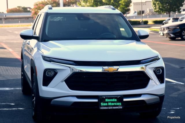 Used 2025 Chevrolet TrailBlazer LT FWD image 2