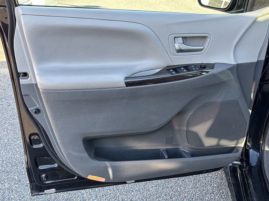 Used 2019 Toyota Sienna XLE image 14