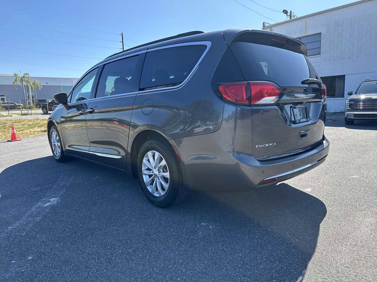 Used 2017 Chrysler Pacifica Touring-L FWD image 4