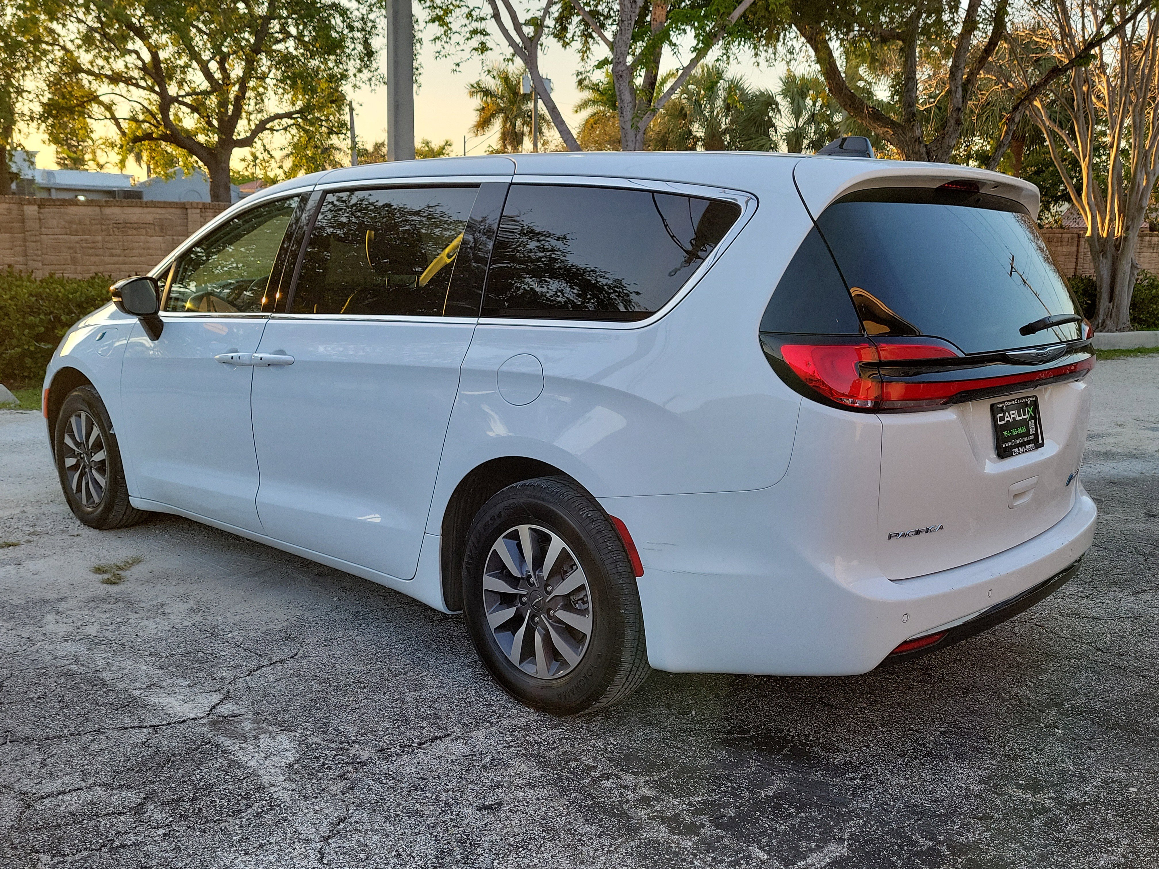 Used 2024 Chrysler Pacifica Select image 6