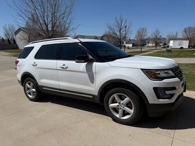 Used 2017 Ford Explorer XLT w/ Equipment Group 202A AWD/4WD image 2