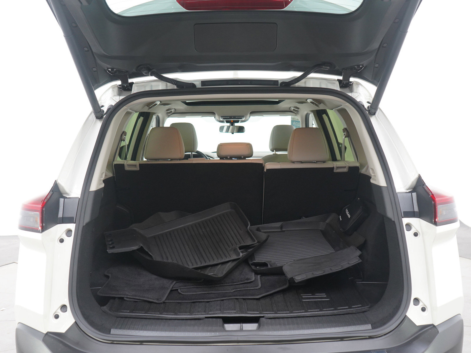 Used 2023 Nissan Rogue SV w/ SV Premium B Package image 16