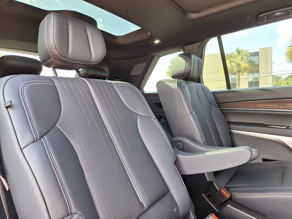 New 2027 Cadillac Vistiq Luxury w/ LPO, Floor Liner Package AWD/4WD image 30