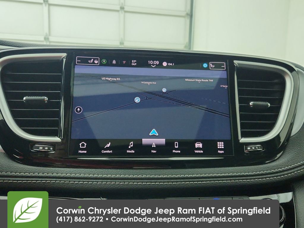 Certified 2025 Chrysler Pacifica Limited image 26