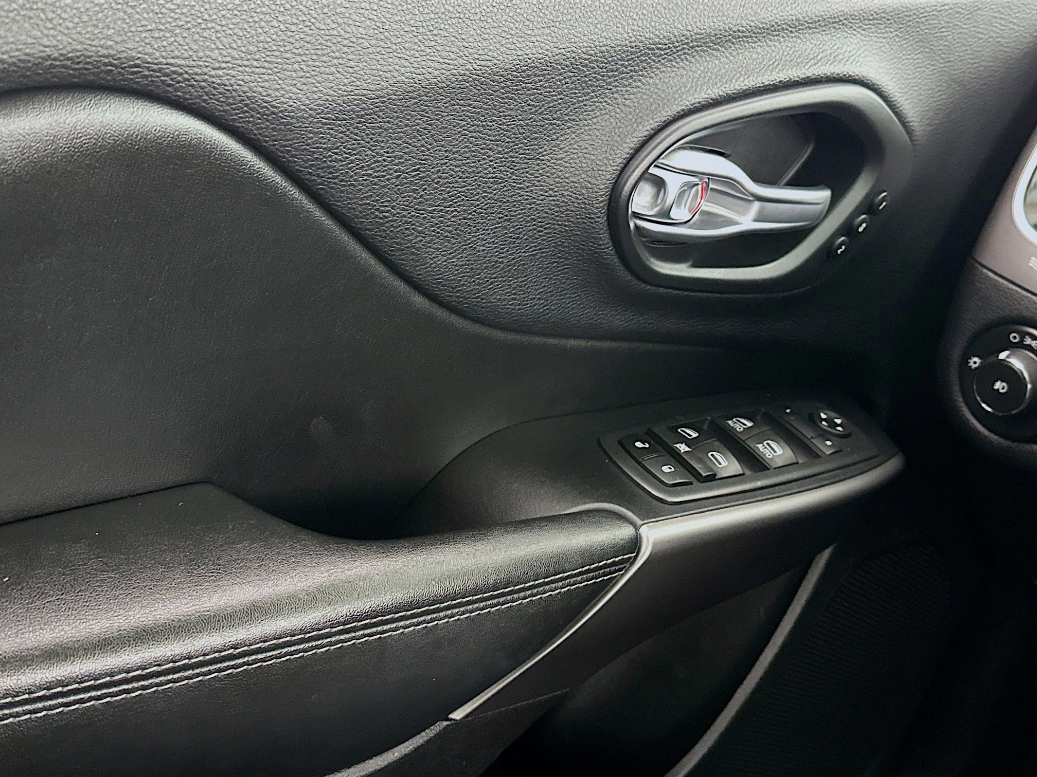 Used 2020 Jeep Cherokee Limited image 15