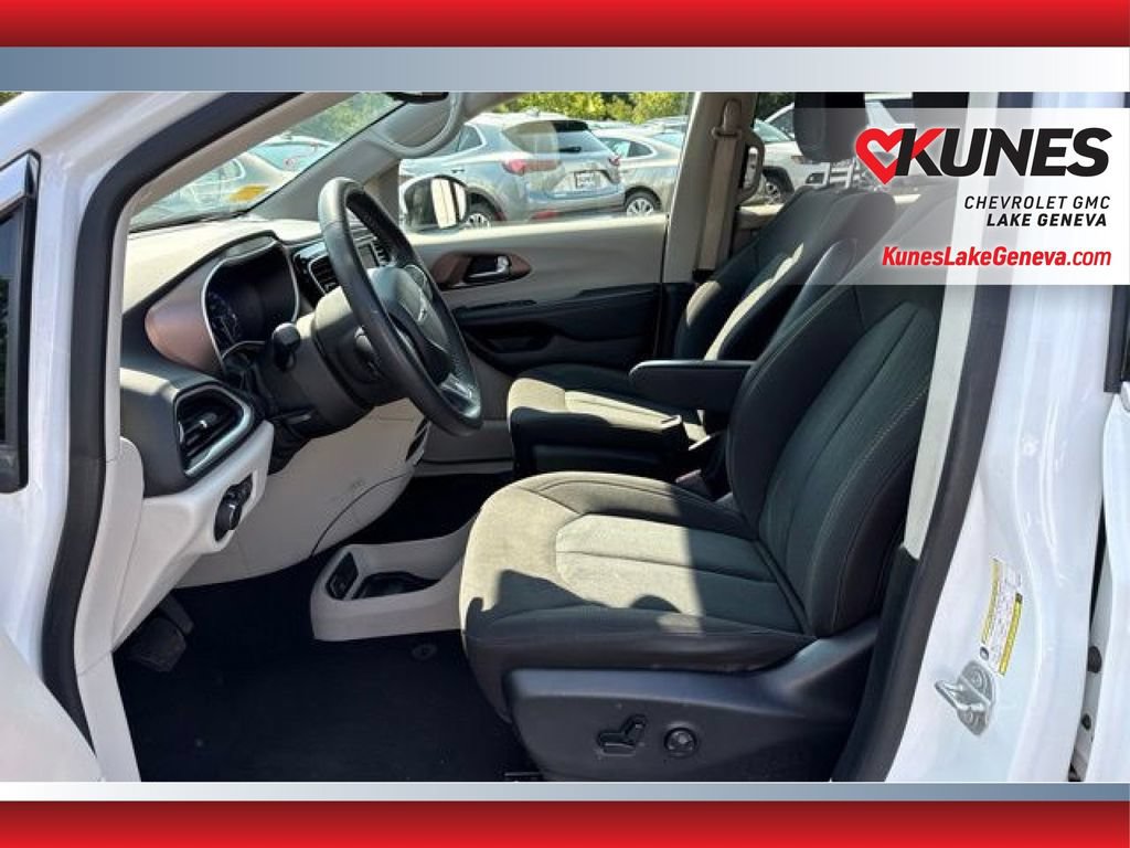 Used 2023 Chrysler Voyager LX FWD image 12