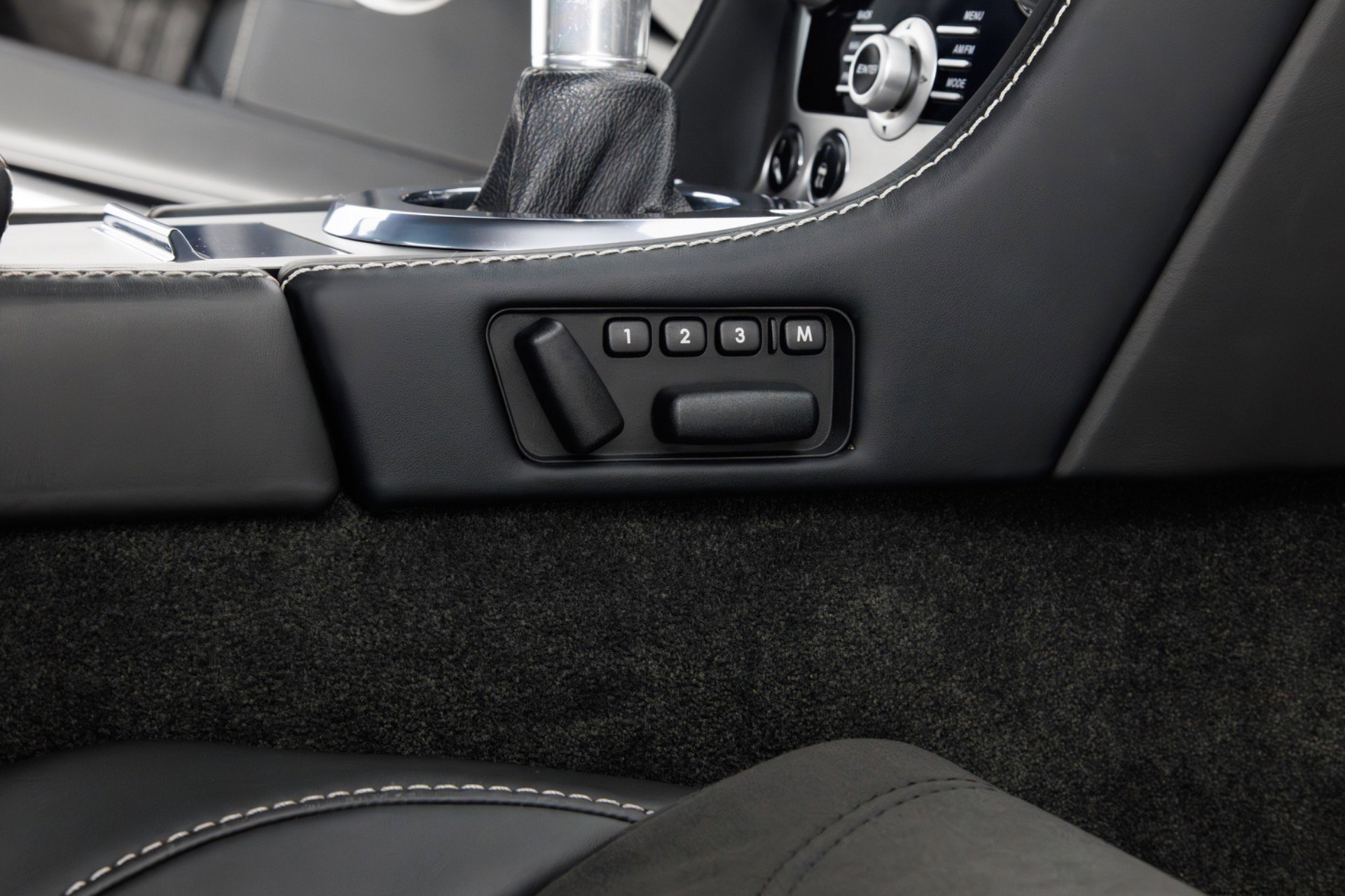 Used 2009 Aston Martin DBS Coupe RWD image 38