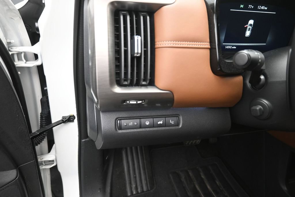 Used 2024 Nissan Pathfinder Platinum FWD image 13