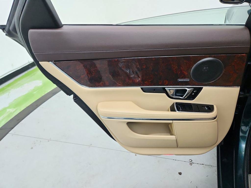 Used 2015 Jaguar XJ AWD image 26