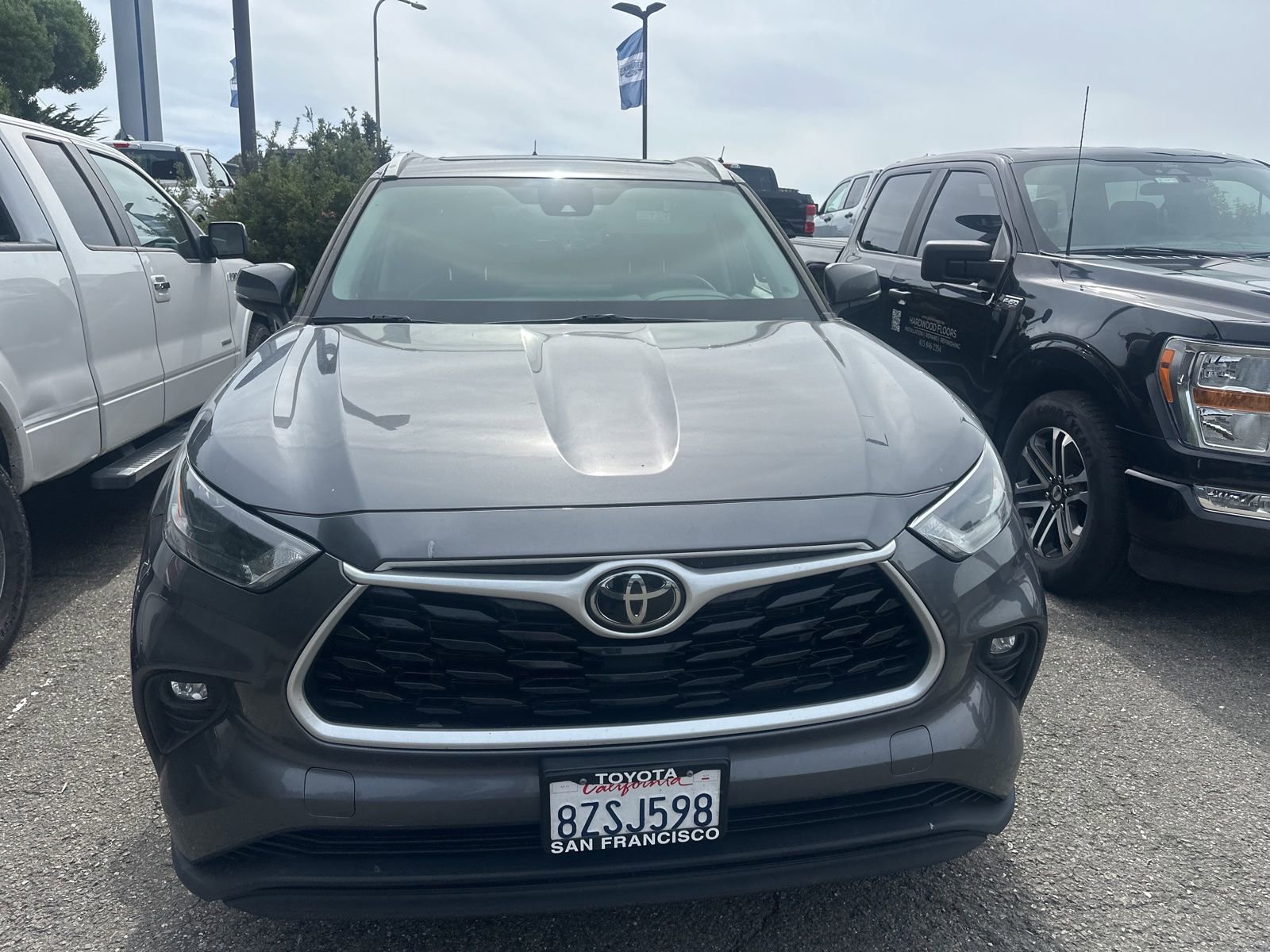 Used 2022 Toyota Highlander XLE AWD/4WD image 2